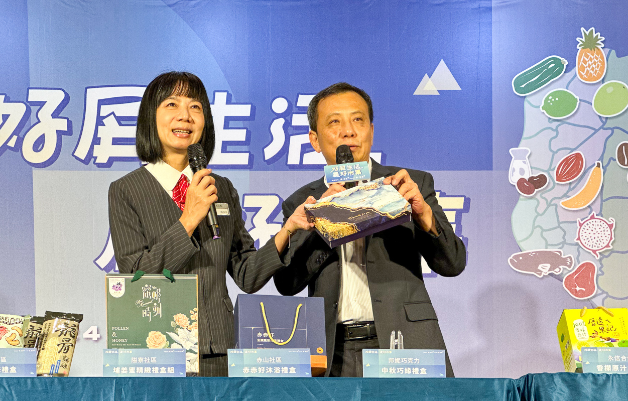 ▲《好屏生活農好市集》新光三越高雄左營店經理陳美琪與屏東縣農業處處長鄭永裕現場邀請參加民眾起標喊價,拍賣所得皆捐給屏東縣政府社會處。(圖/新光三越高雄左營店提供)