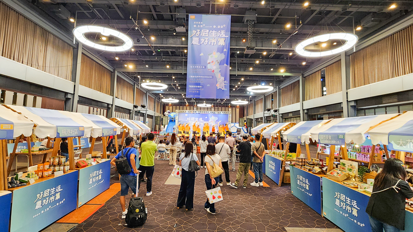 ▲《好屏生活農好市集》精選屏東農村再生社區商品等共30家以上的產品來新光三越高雄左營店展售。（圖/記者黃淑貞攝）
