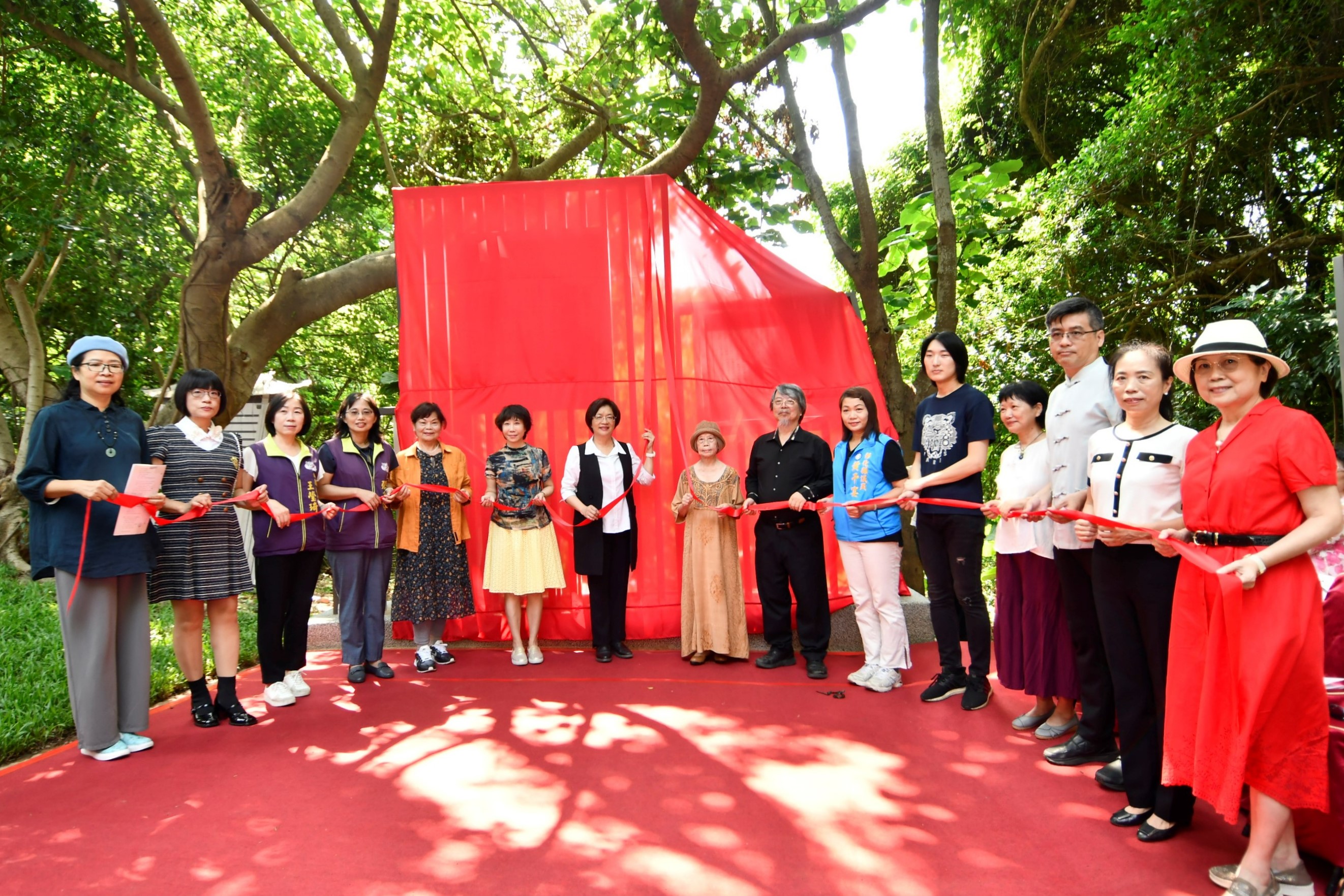 ▲彰化縣政府在八卦山文學步道隆重舉行「林亨泰紀念詩亭」揭幕儀式,緬懷跨語世代詩人林亨泰。(記者張溎壕攝)