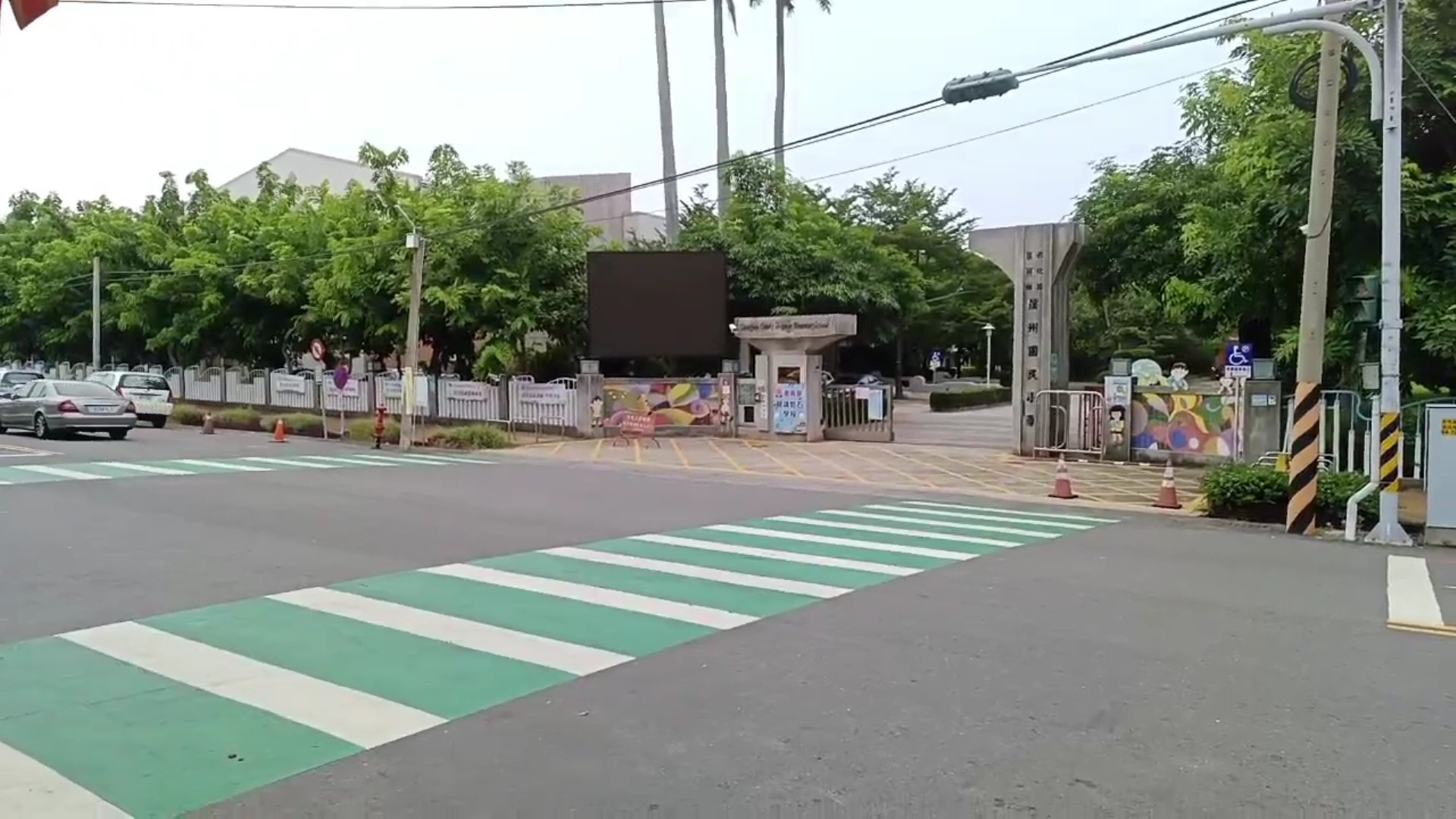 ▲綠底人行道合法化，彰化縣民進黨黨團議員呼籲彰化縣政府在人潮密集區域應全面畫設綠底白線人行穿越道，並在學校設通學區。（記者張溎壕攝）