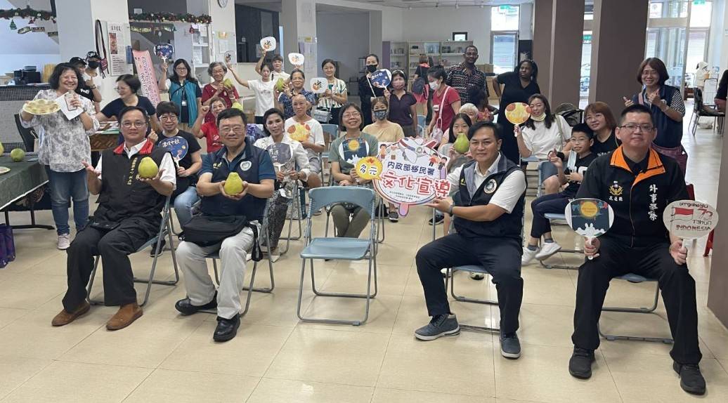 歡慶中秋佳節,移民署北區事務大隊與博愛全人發展協會特地合辦「傳愛中秋」活動,現場更有花蓮縣政府北區服務中心及花蓮縣政府警察局外事科人員共襄盛舉,熱鬧非凡。