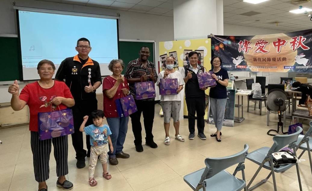 最後,主辦方發送月餅予經濟弱勢新住民及社區長者,以月餅傳愛,傳愛中秋。