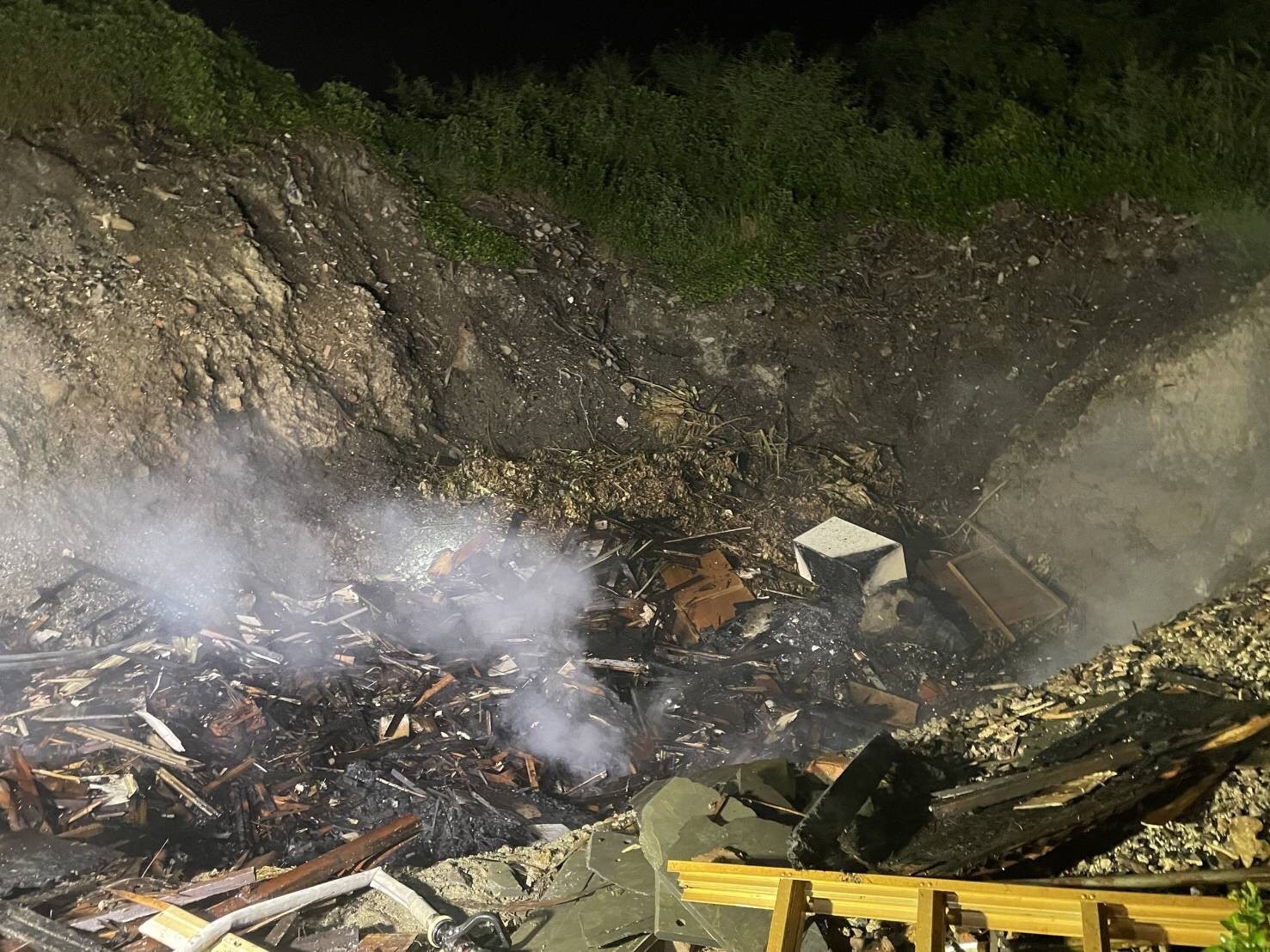 空地非法燃燒廢棄物引民怨 環保局重罰並移送偵辦