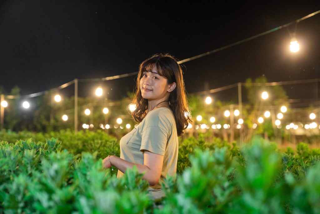 ▲國際踩線團夜訪田尾近200公頃、身處在以電照培育菊花的花草不夜城,令大家直呼這真的值得來旅遊。(參山處提供)