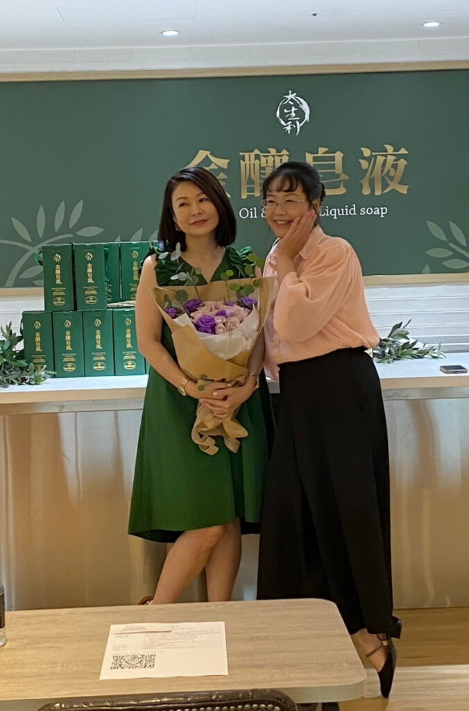太生利創辦人劉虹儀與奧利塔品油師Ellen合影.