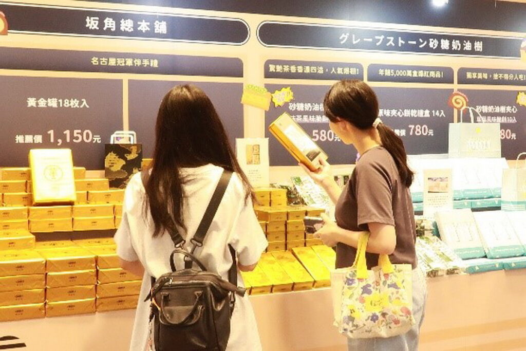 消費者選購日本知名甜點