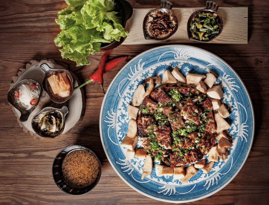 台北凱撒 Checkers 自助餐推出被譽為韓國三大烤肉之一的「彥陽燒肉」特色菜(圖由台北凱撒大飯店提供
