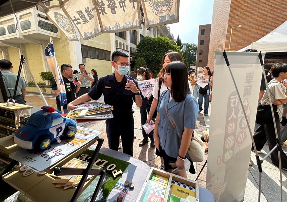▲圖說:警方運用各種管道前往學校、關懷據點和人潮聚集等處加強交通安全宣導 (圖/台中市政府 提供)