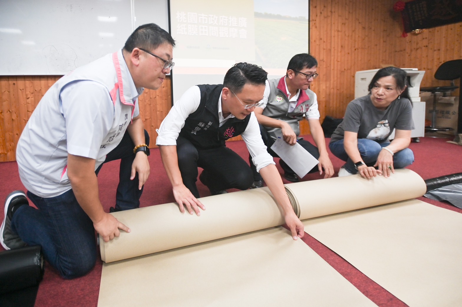 桃園市府試辦環保農膜有成效 蘇俊賓:栽植出更健康食材 210 桃園市府試辦環保農膜有成效 蘇俊賓:栽植出更健康食材 209