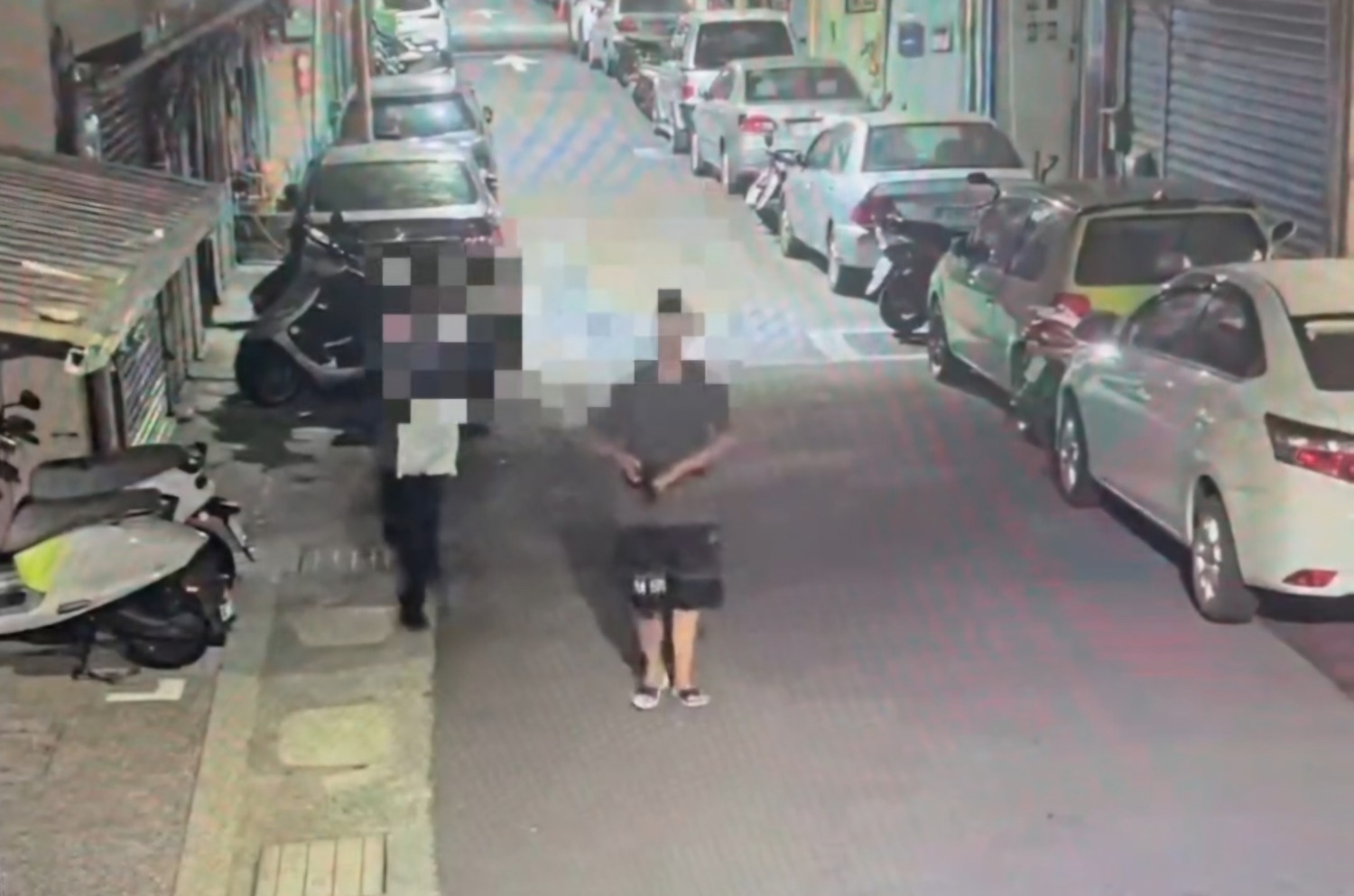 根據影像記錄追查嫌犯去向,沿途調查周邊巷弄及商家,並便利商店內發現兩名嫌疑人。(記者 黃荷琇翻攝)