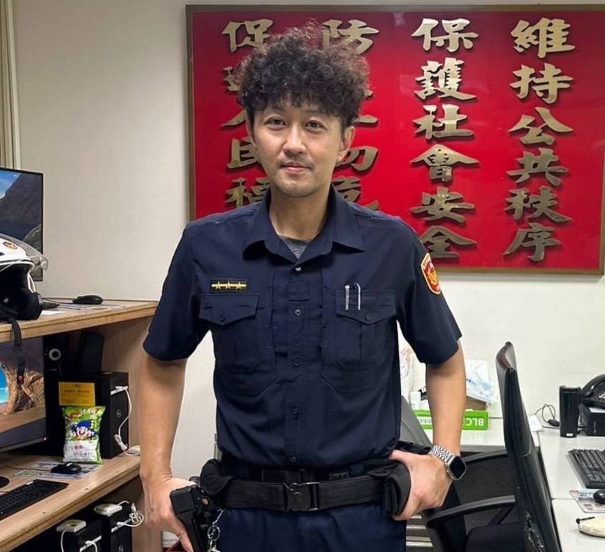 民族路派出所警員吳晏仲透過監視器確認嫌犯身份,將兩名陳姓犯嫌(78、92年次)逮捕。(記者 黃荷琇翻攝)
