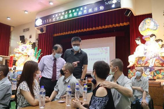 新竹監獄曾文欽典獄長,頻頻對家屬們的舟車勞頓表達慰問關懷。(圖/記者黃溎芬翻攝)