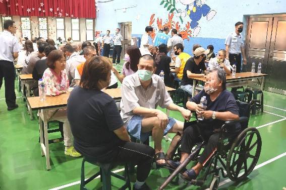 從全台灣各地湧來的受刑人家屬們,在懇親會流露家庭的支持溫情。(圖/記者黃溎芬翻攝)