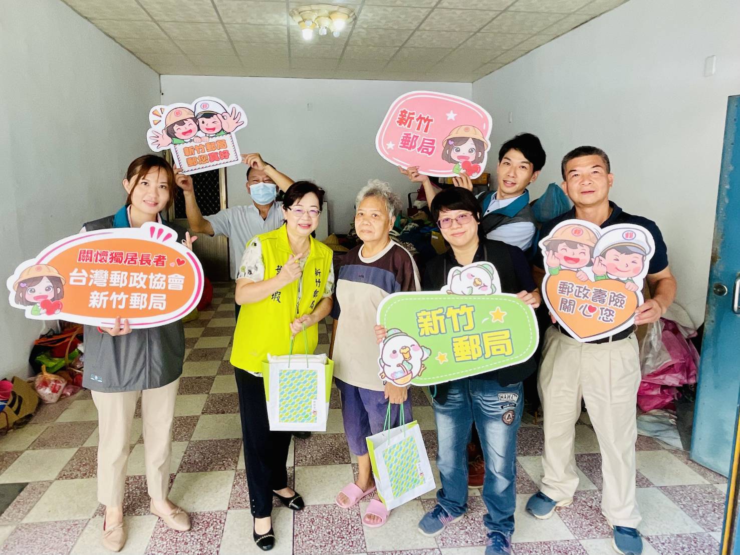 新竹郵局葉玉瑕局長率團隊,親訪郭李奶奶並致贈中秋佳禮。(圖/記者黃溎芬翻攝)