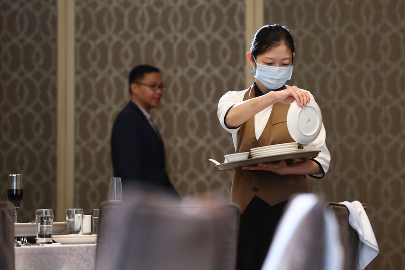 雖然物價上漲壓力仍在,但實質薪資揮別通膨陰霾,維持正成長。圖為台北市內湖區一間飯店內員工工作情形。圖/中央社