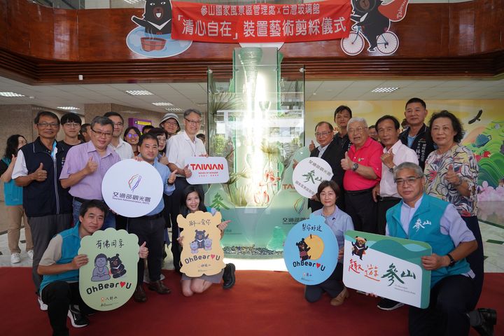 玻璃裝置藝術作品「清心自在」在霧峰聯合辦公園區參山處一樓大廳落成。 圖:參山國家風景區管理處/提供