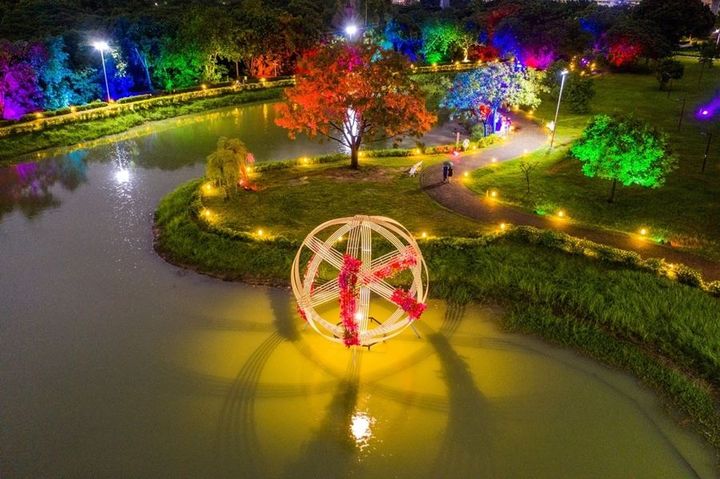 走入璀璨桃花源!嘉義北香湖「光織影舞」夢幻登場