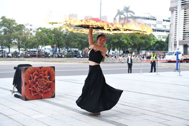 走入璀璨桃花源!嘉義北香湖「光織影舞」夢幻登場