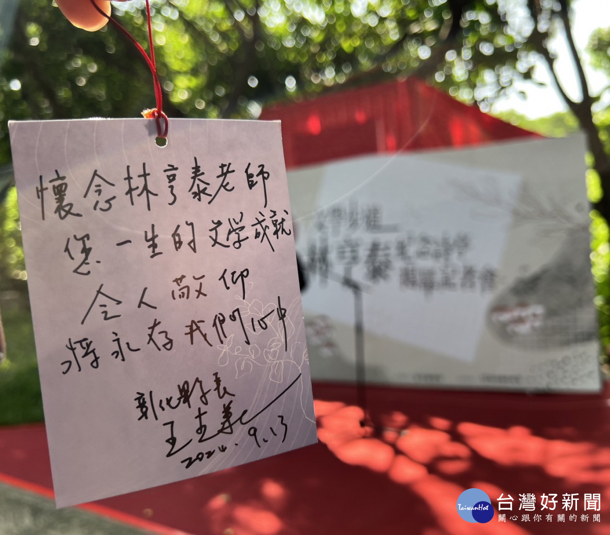 八卦山文學步道詩亭揭幕,縣長王惠美寫下感懷卡,紀念跨語世代重要詩人林亨泰 。圖/記者鄧富珍攝