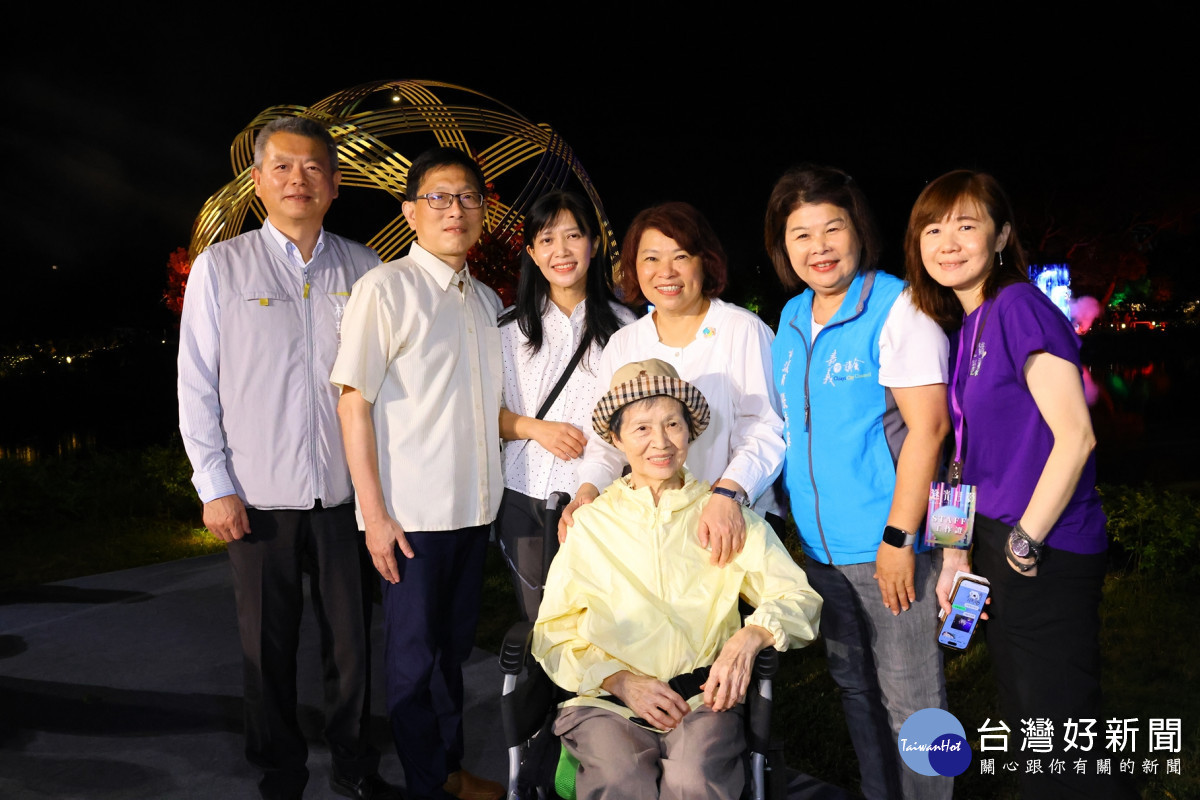 嘉義市長黃敏惠特別偕母親黃鄭梅子女士出席,大讚火舞演出震撼人心/陳致愷翻攝