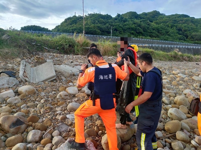 30歲中國籍王姓男子搭橡皮艇出現在新北林口太平里濱海公路附近海域,海巡署獲報派人趕到現場。 翻攝畫面