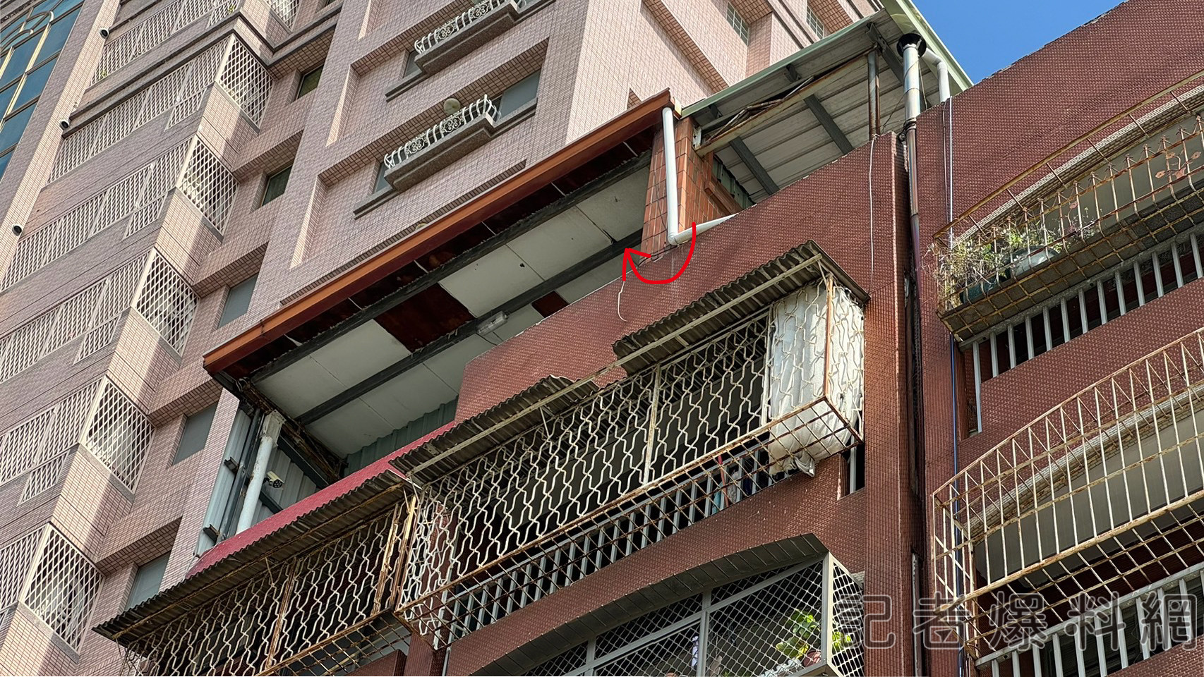 ▲洪男要爬牆過去,卻失足意外墜樓。(圖/記者金東天攝)