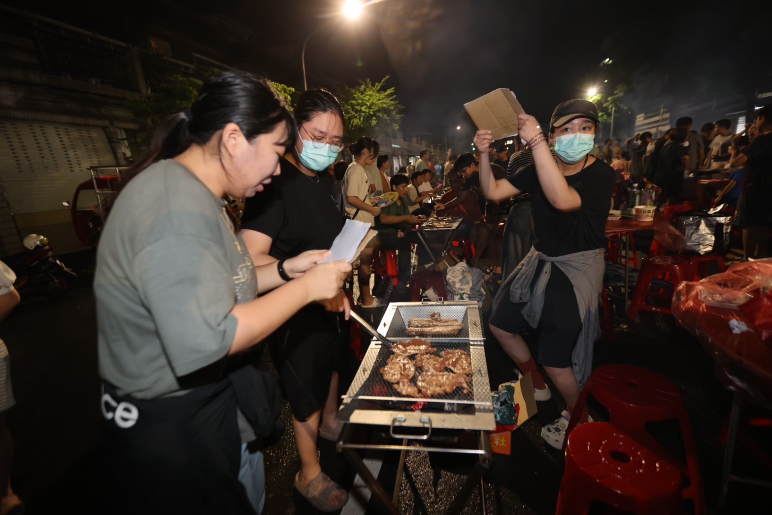 ▲鳳山區誠義里封街烤肉，其實就是敦親睦鄰，大家相聚聯絡感情。（圖/記者黃淑貞攝）