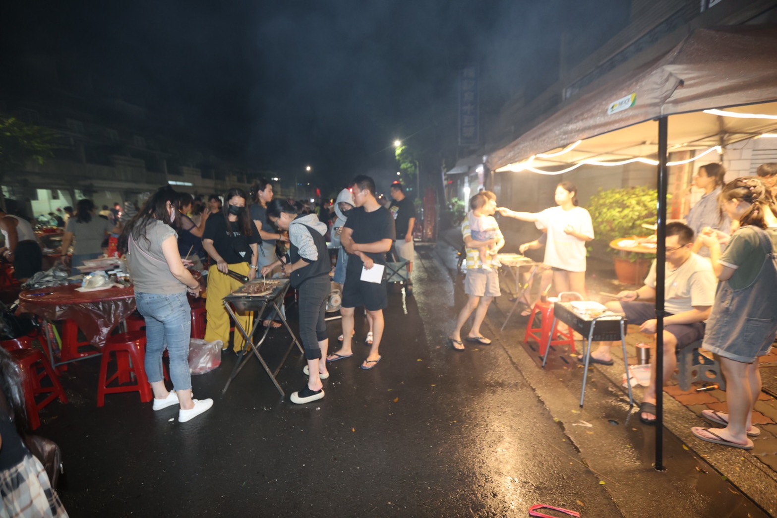 ▲鳳山區誠義里舉辦中秋烤肉活動，現場烤肉香味四溢，十分熱鬧。（圖/記者攝黃淑貞）
