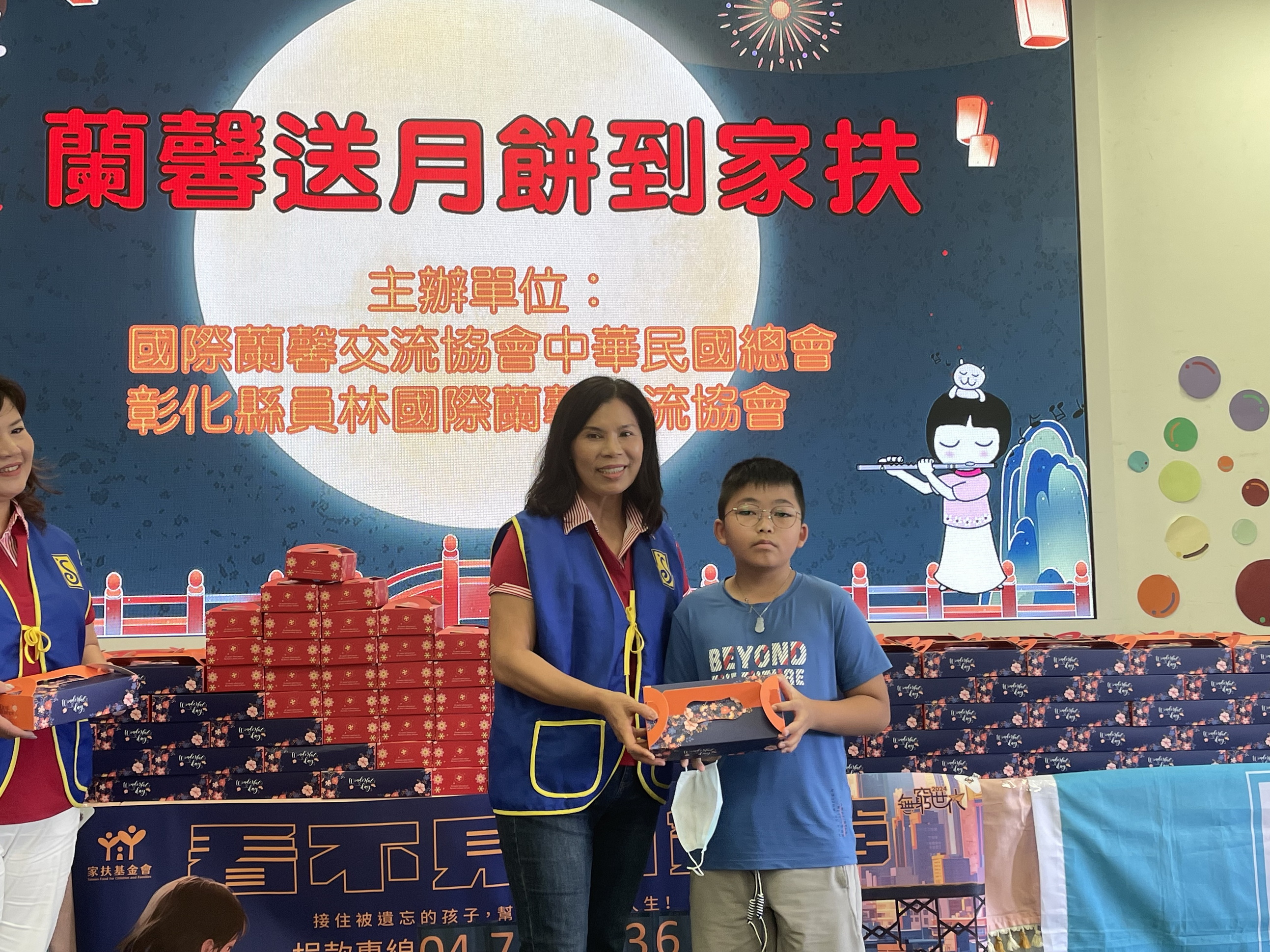 ▲彰化家扶中心舉辦連續第六年的月餅捐贈活動，將溫暖傳遞到520戶家扶家庭。（記者張溎壕攝）