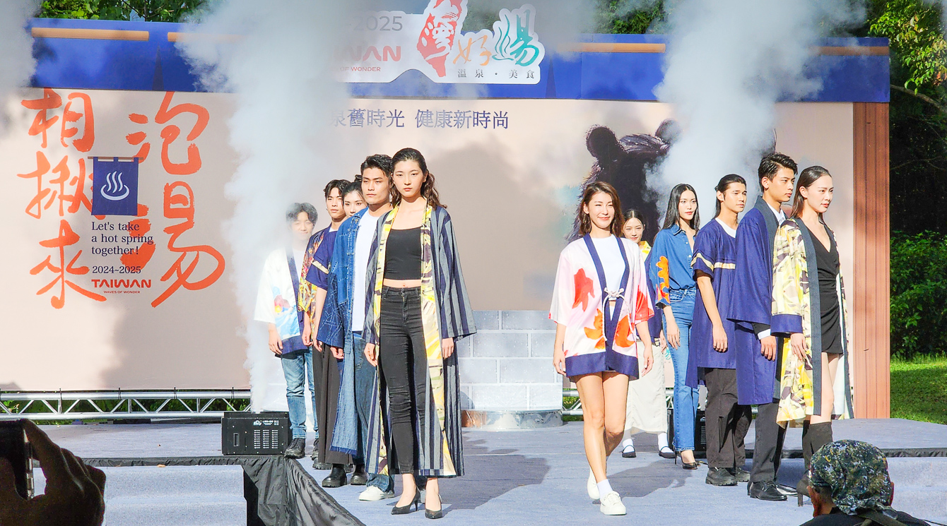 ▲交通部今天攜手全台19個溫泉區在台南關子嶺嶺頂公園舉辦「台灣好湯年度啟動儀式」，現場邀請知名的凱渥名模進行罩衫走秀，其中更特邀請到趙孟姿擔任Key Star。（圖/記者黃淑貞攝）