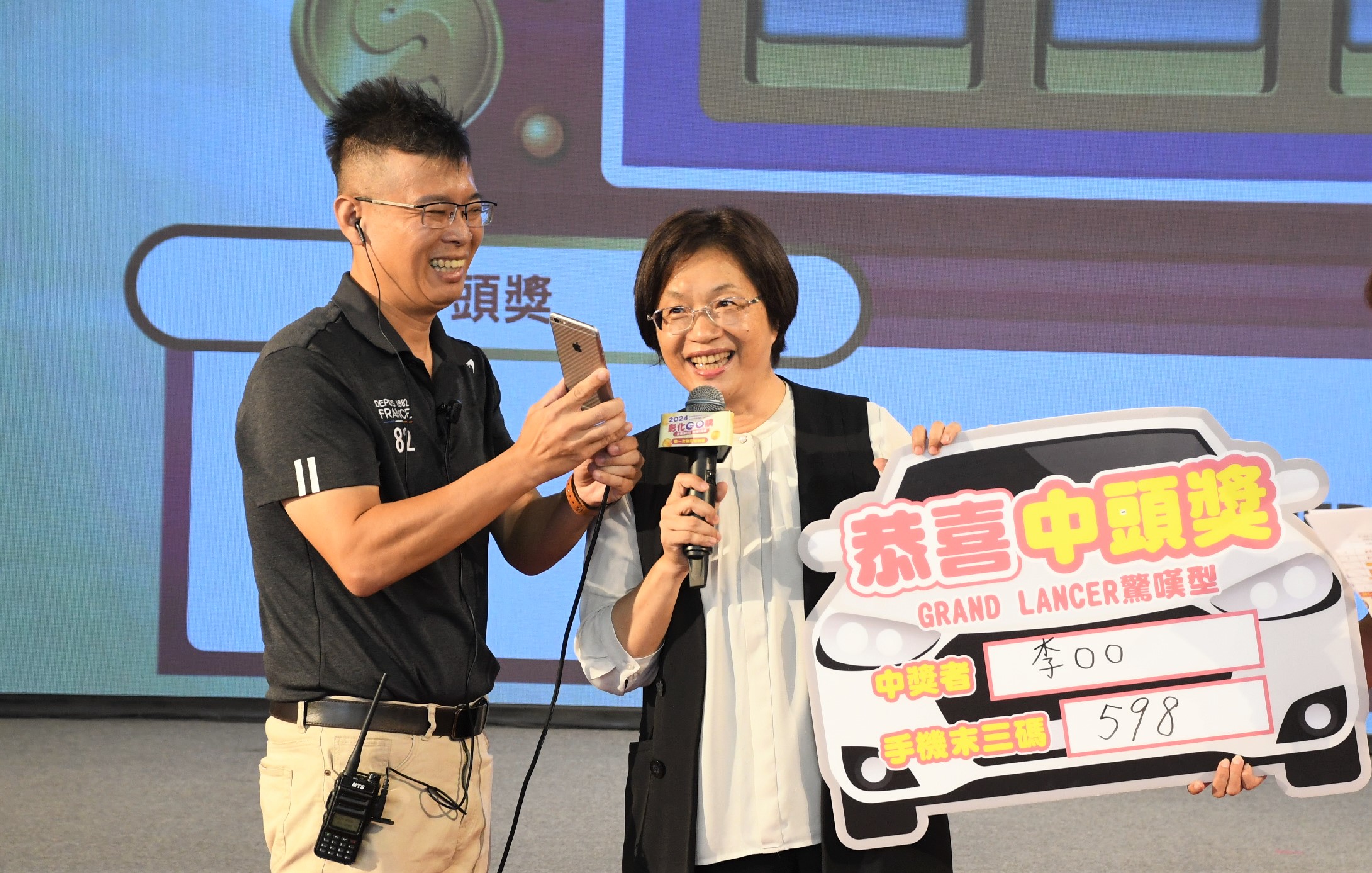 ▲「2024彰化GO購」消費抽獎活動,彰化縣政府在中庭舉辦第1次抽獎直播,在律師見證下抽出4,564位幸運得主。(記者張溎壕攝)