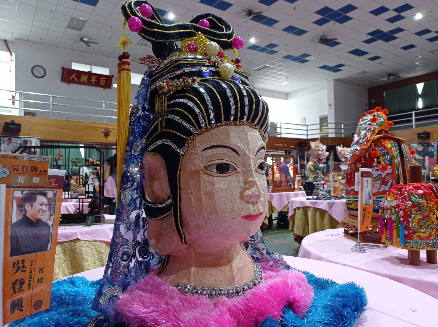 ▲羅萬象的百位工藝大師展覽「笨港五湖四海宴」,今年邁入第十一屆,發想源於北港朝天宮媽祖過爐擺設拜神的108道菜。(記者陳雅琪攝)