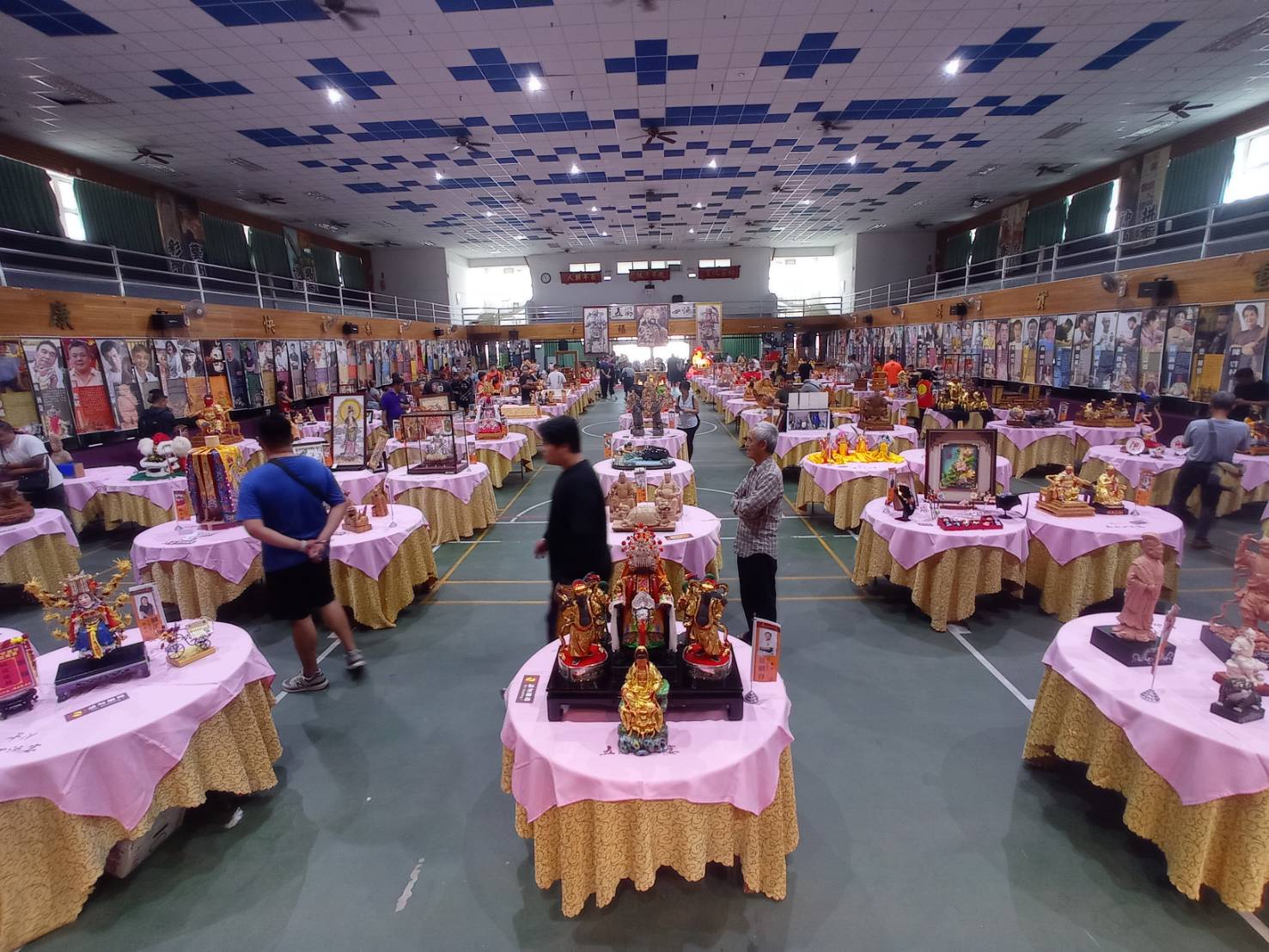 ▲五湖四海宴的發想即源自北港朝天宮媽祖過爐擺設拜神的108道菜。(記者陳雅琪攝)