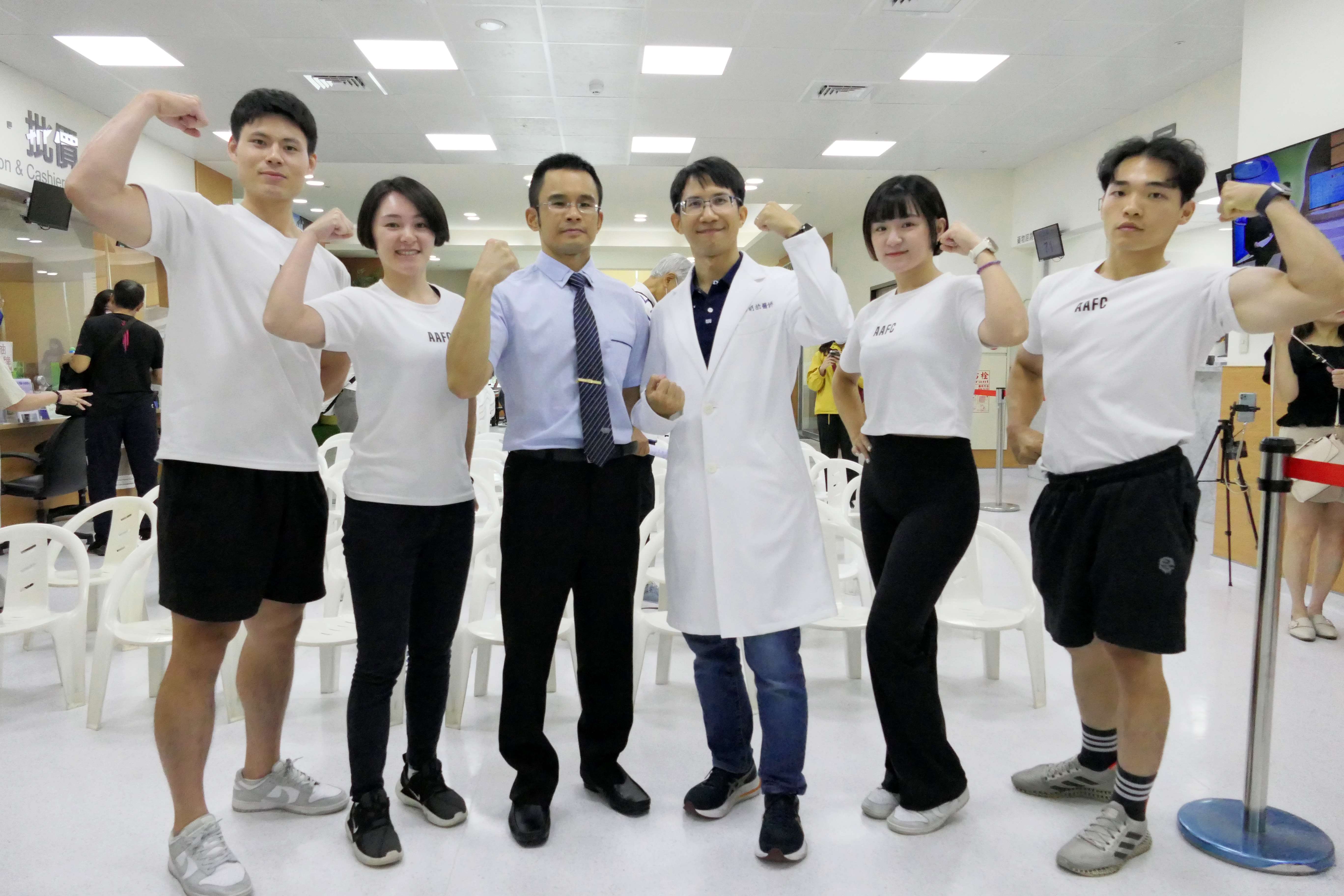 嘉義活齡運動中心教練團隊與蔡醫師合影