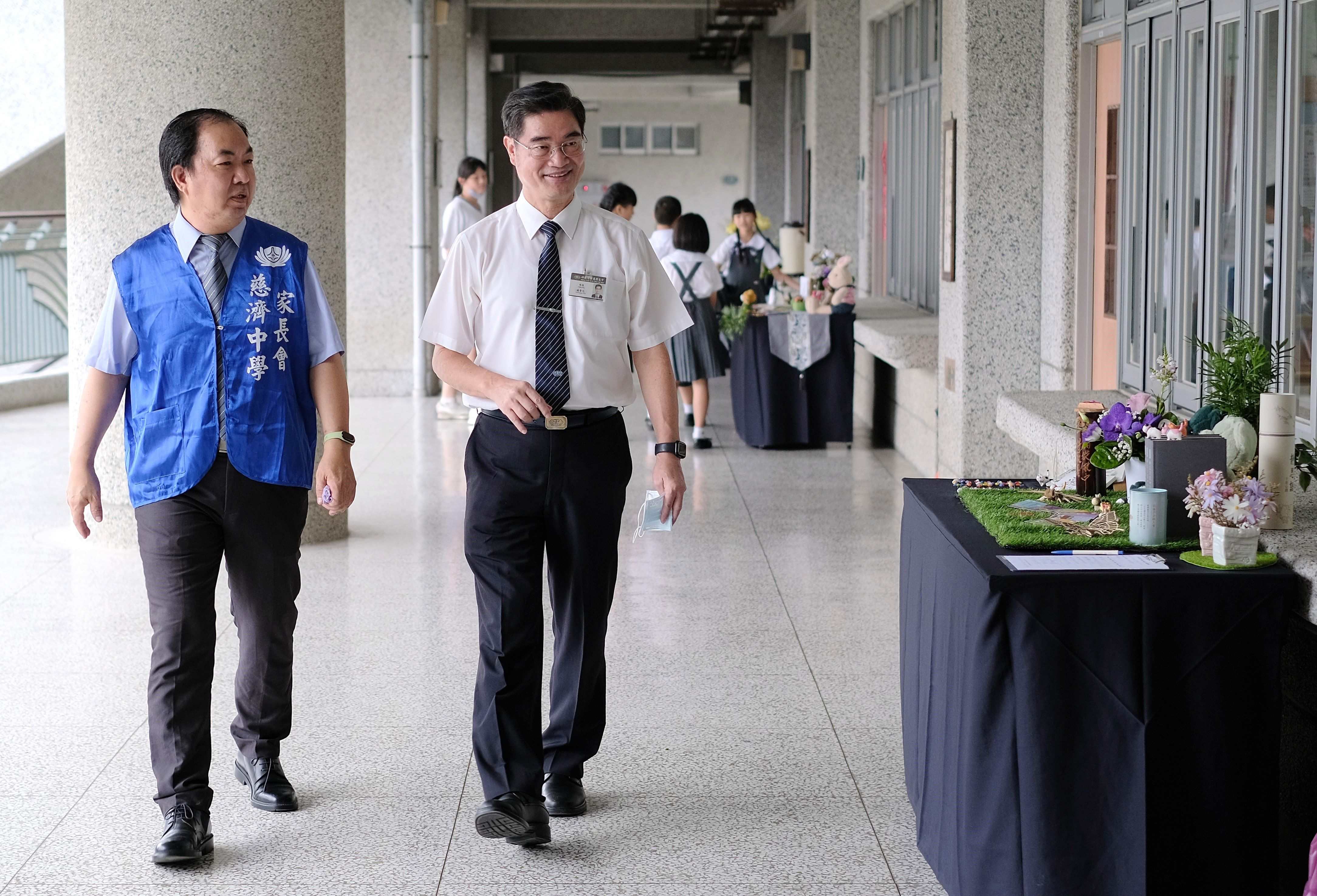 姚智化校長與徐榮勝會長特地到各班向家長致意,肯定家長關心孩子教育的用心。