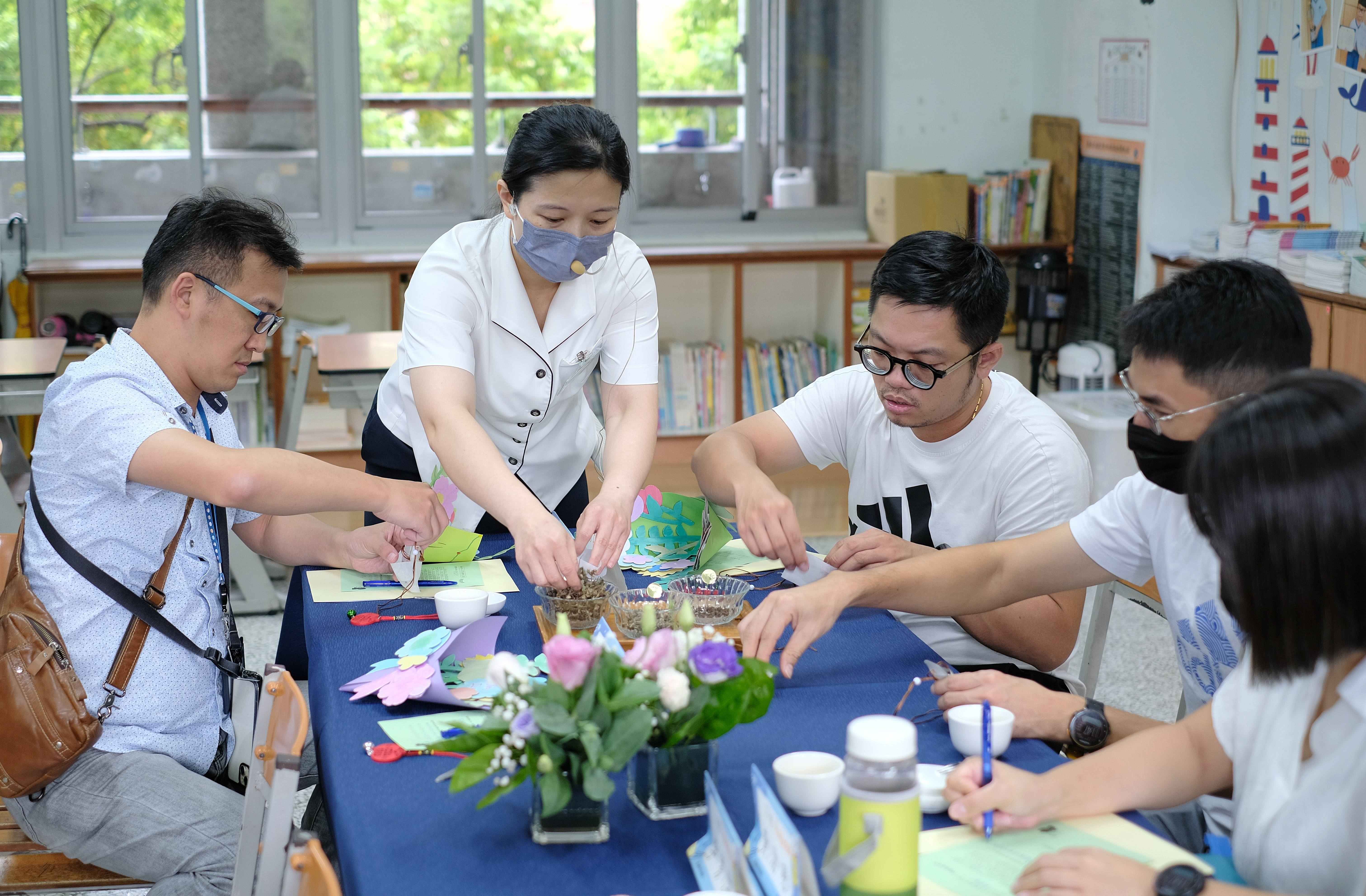 雅芳老師與家長共同製作香包,不僅有提神醒腦作用,更有祝福孩子智慧增長的意義。