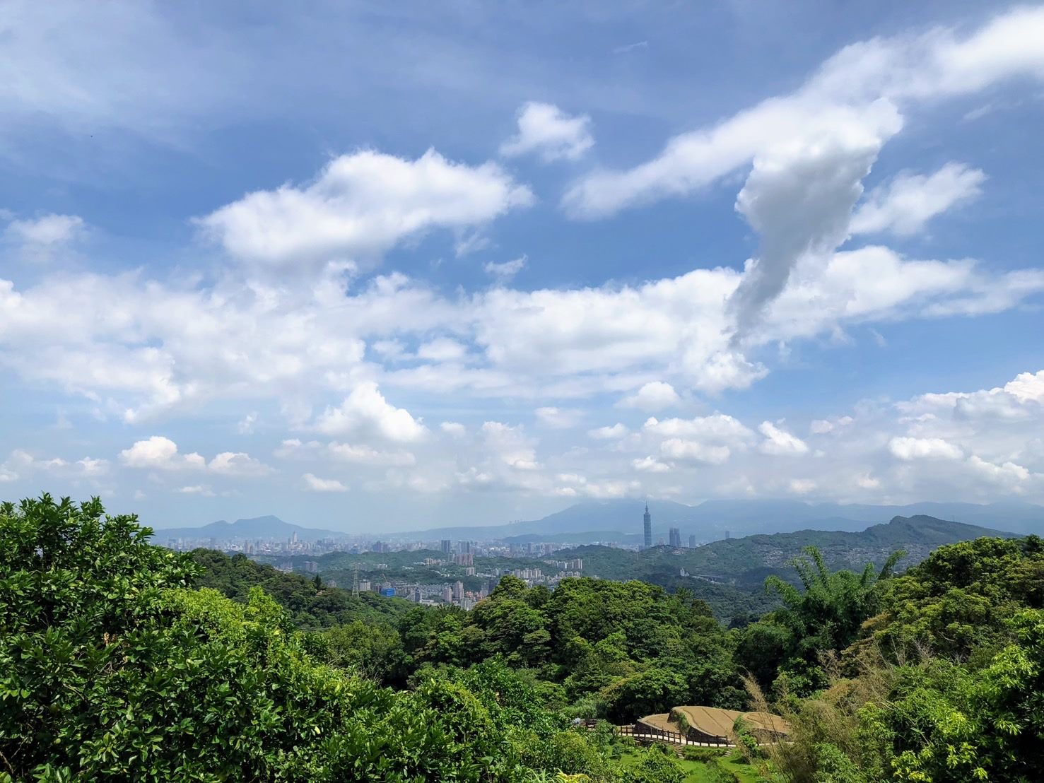 台北貓空推出鐵觀音茶啤酒,輕鬆品味秋日山林美景 台北貓空推出鐵觀音茶啤酒,輕鬆品味秋日山林美景