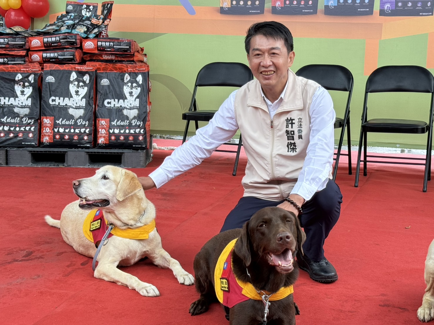 許智傑捐贈犬糧,致敬救災英雄與搜救汪汪隊