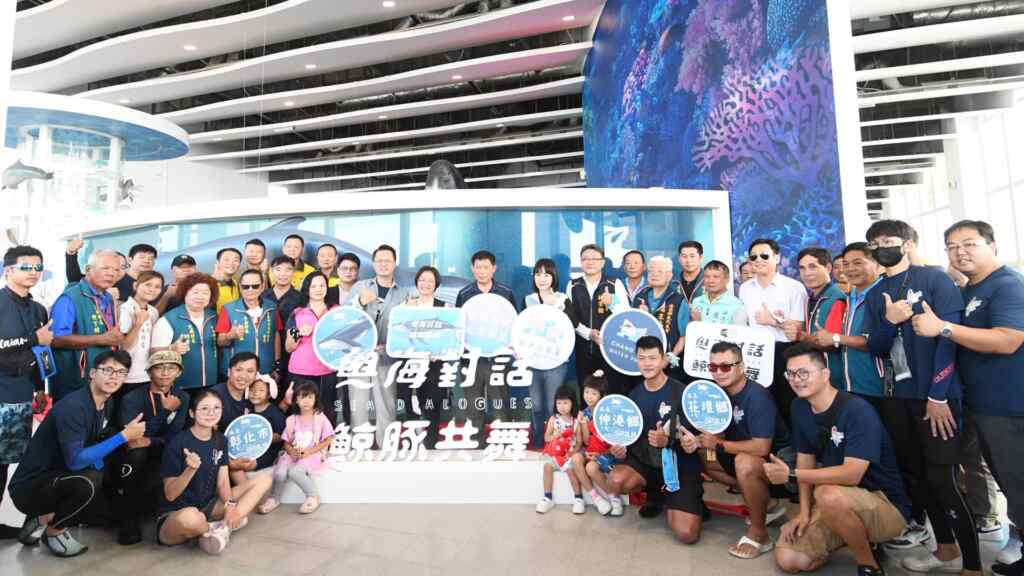 ▲白色海豚屋彰化縣自然生態教育中心於今天舉行「與海對話・鯨豚共舞」海洋生態展開幕活動,彰化縣長王惠美出席為展覽揭開序幕。 (記者林明佑翻攝)
