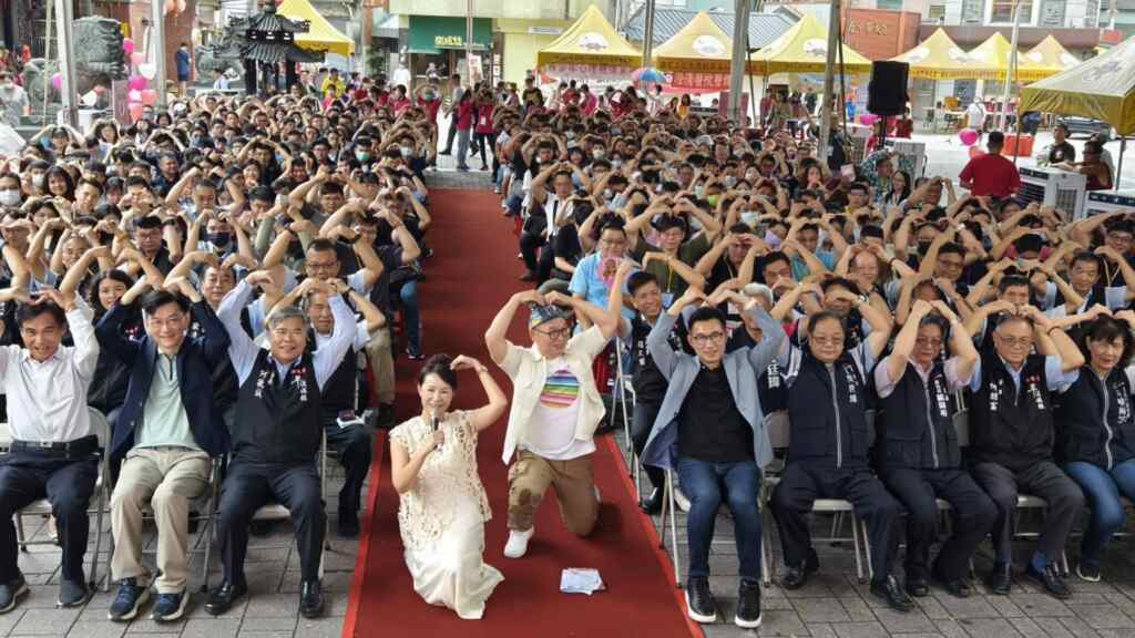 ▲台中樂成宮為慶祝月老星君聖誕,今天隆重舉行祝壽典禮暨「相信♥樂見真愛 成就幸福 月老 慶生締佳緣」未婚聯誼活動,吸引了400名未婚男女共襄盛舉,場面熱鬧非凡。(記者林明佑翻攝)