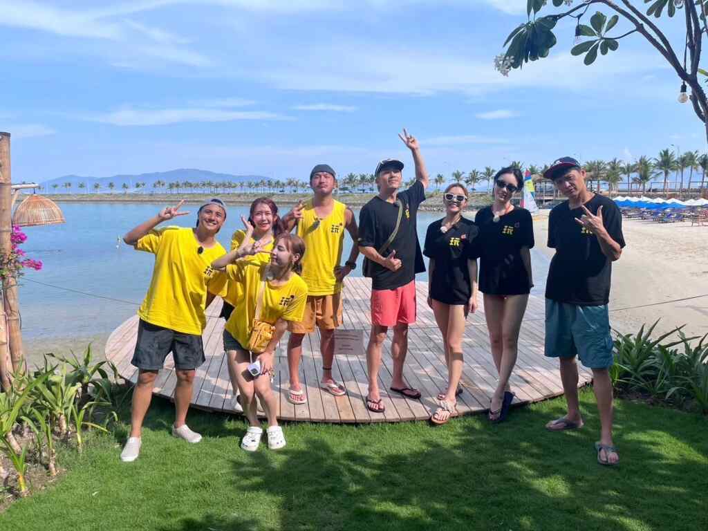 ▲《綜藝玩很大》吳宗憲領軍KID、坤達,與黃鐙輝、曾子余、舒子晨Nikita、 何美、阿樂、草莓一同來到越南芽莊錄影(綜藝玩很大提供)