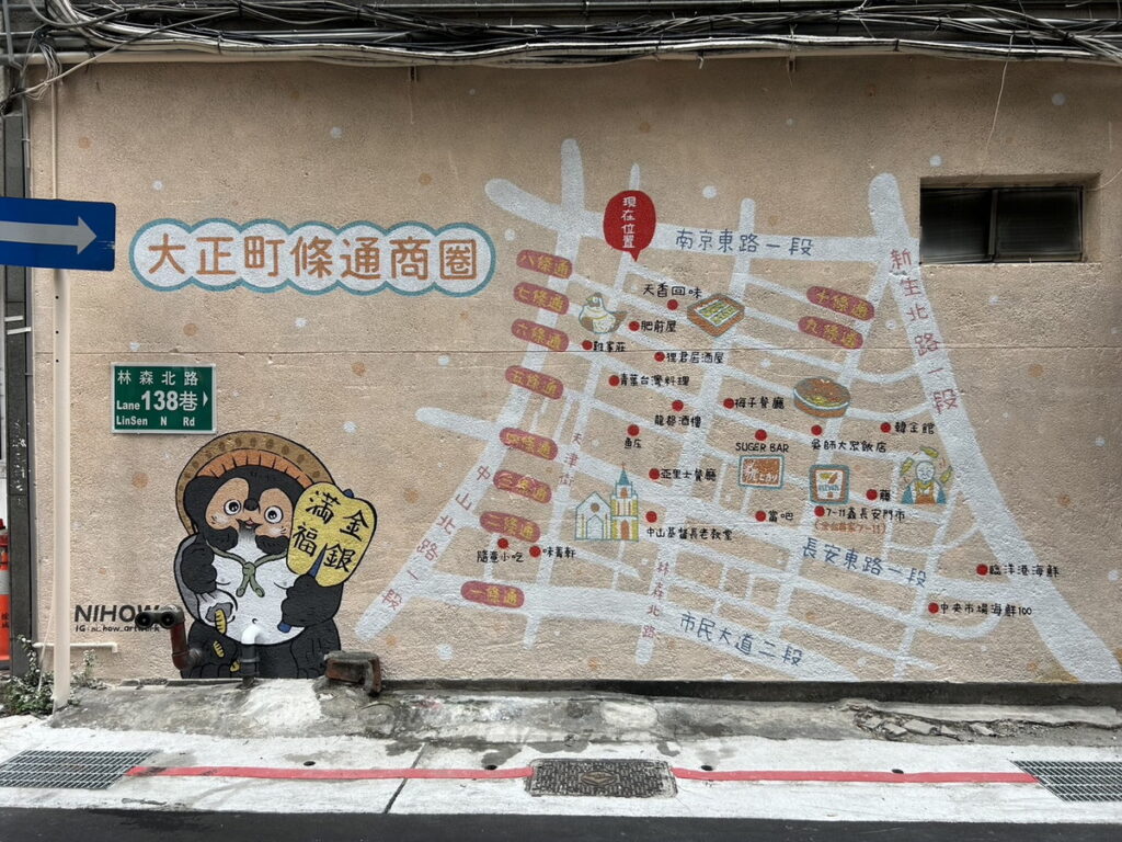 商圈地圖配上富含台日文化風味的插畫彩繪於商圈巷弄牆面