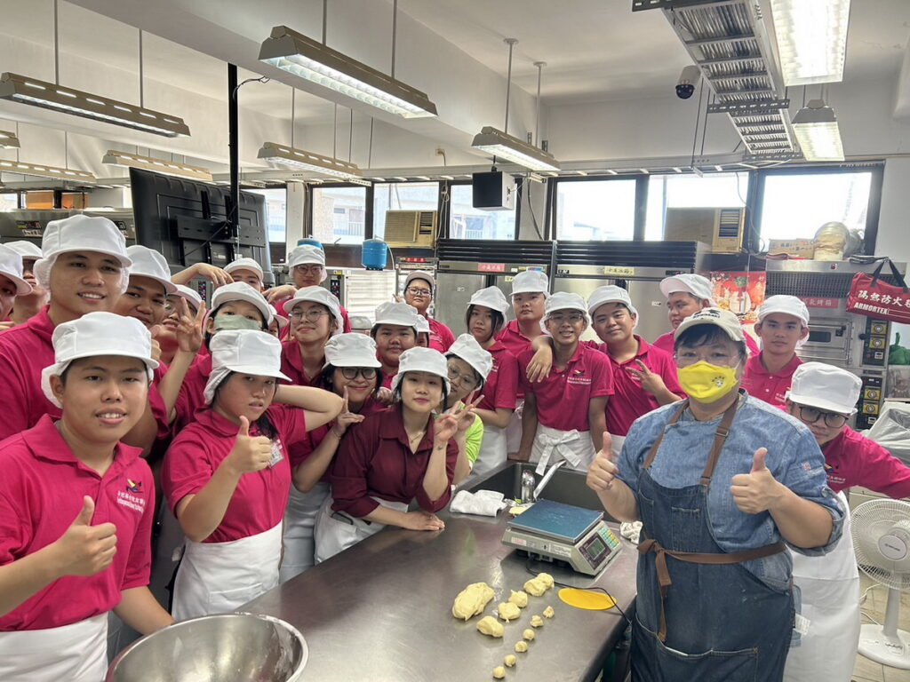 吳鳳科大餐旅管理系悉心準備月餅食材,讓國際生能親自體驗手作月餅
