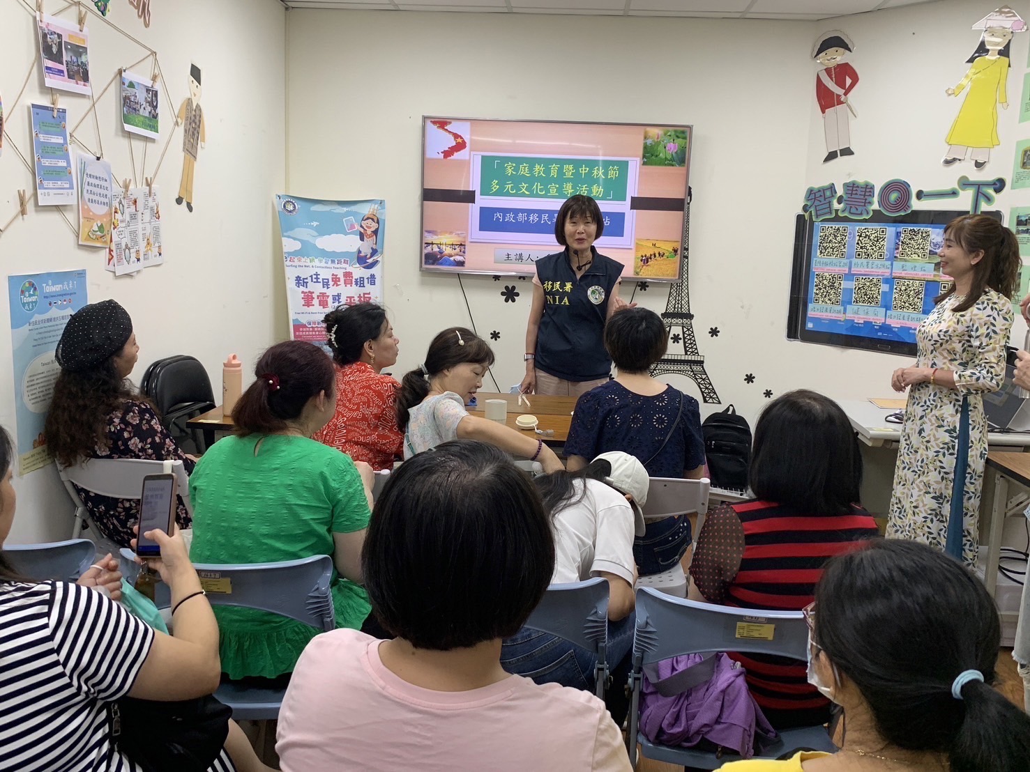 基隆巿服務站主任毛兆莉向新住民宣導防堵非洲豬瘟。（記者徐煜勝翻攝）