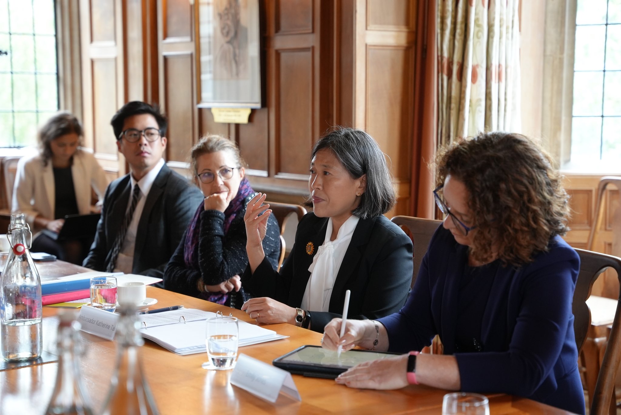 美國貿易代表戴琦(Katherine Tai,右2)在美東時間13日由USTR官網發出的通告中,解釋為何對中國開徵高關稅原因。圖/取自Katherine Tai X