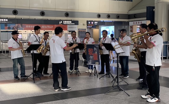 嘉義高鐵歡慶中秋 邀牧童樂團快閃演奏