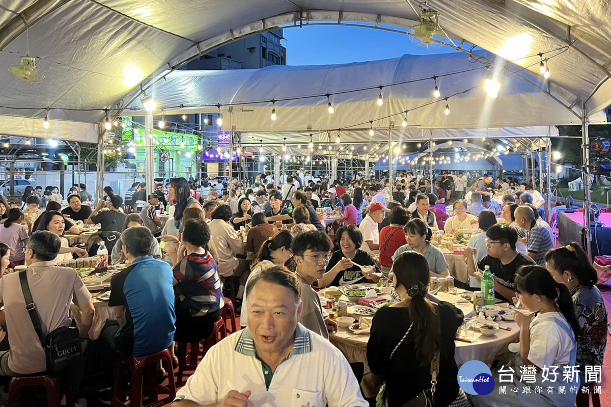 嘉義市商圈文化促進協會與諸羅科技街區發展協會在嘉義市中央廣場舉辦「桃城嘉宴-呷辦桌」/嘉義市府提供