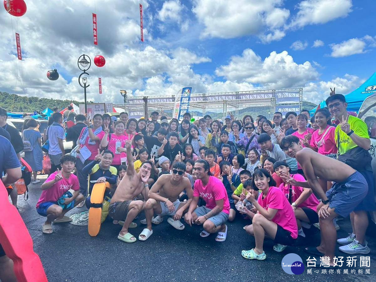 高雄YMCA每年邀請超過150名家長及學員泳渡日月潭。（圖/卡洛動運動科技團隊提供）<br /><br /> <br /><br /> 