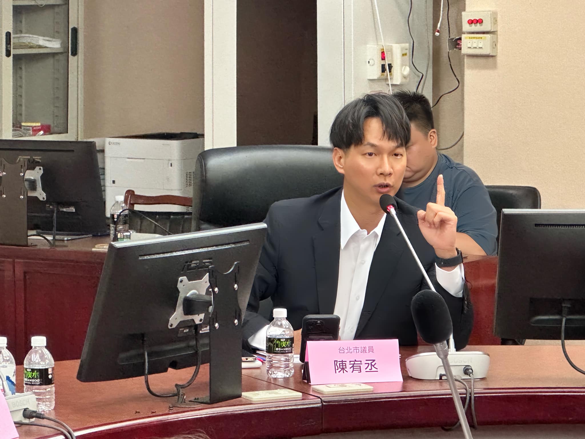 針對媒體報導,台北市前都發局長黃景茂在市議會京華城專案調查小組會議,坦言京華城屬重大爭議,民眾黨台北市議員陳宥丞15日駁斥非全部事實。翻攝陳宥丞臉書