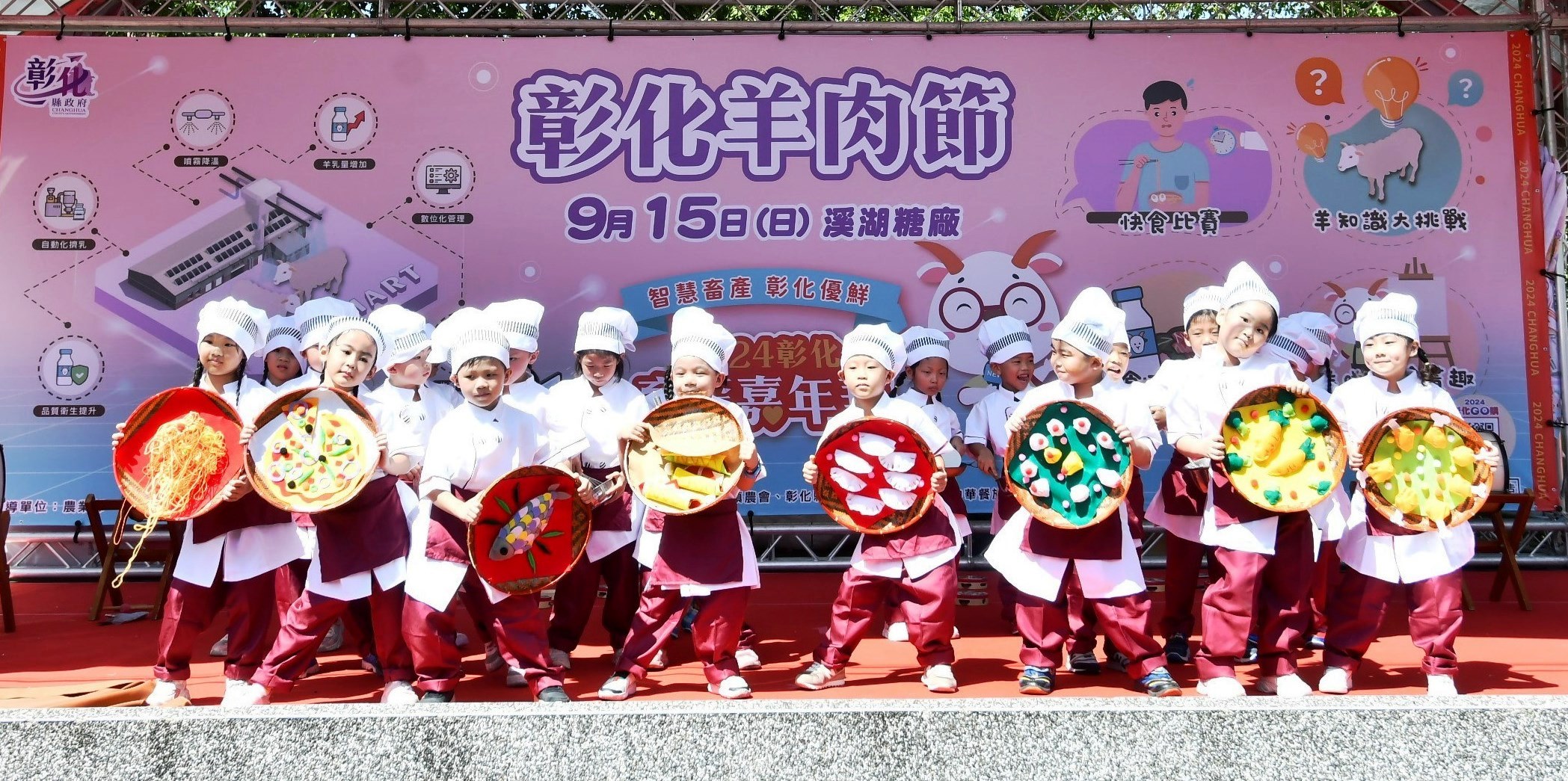 ▲2024彰化羊肉節登場，縣長王惠美向鄉親介紹當地羊肉的多樣化美食，現場準備上千份羊肉湯、羊肉米糕讓鄉親大快朵頤。（記者張溎壕攝）